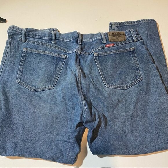 Men’s Wrangler Medium Wash Relaxed Fit Blue Jeans - Picture 3 of 6